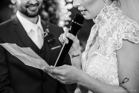 Lindo casamento nas montanhas  com neblina em santa teresa na casa santa teresa com noivo noiva buquê e vestido ao ar livre feito por fotógrafo de casamento de vila velha fotógrafo de casamento de vitória fotógrafo de casamento de serra espirito santo es'