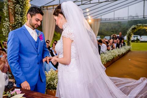 Lindo casamento nas montanhas  com neblina em santa teresa na casa santa teresa com noivo noiva buquê e vestido ao ar livre feito por fotógrafo de casamento de vila velha fotógrafo de casamento de vitória fotógrafo de casamento de serra espirito santo es'