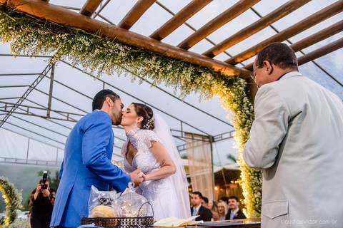 Lindo casamento nas montanhas  com neblina em santa teresa na casa santa teresa com noivo noiva buquê e vestido ao ar livre feito por fotógrafo de casamento de vila velha fotógrafo de casamento de vitória fotógrafo de casamento de serra espirito santo es'