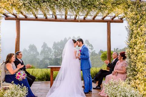 Lindo casamento nas montanhas  com neblina em santa teresa na casa santa teresa com noivo noiva buquê e vestido ao ar livre feito por fotógrafo de casamento de vila velha fotógrafo de casamento de vitória fotógrafo de casamento de serra espirito santo es'