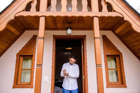 Lindo casamento nas montanhas  com neblina em santa teresa na casa santa teresa com noivo noiva buquê e vestido ao ar livre feito por fotógrafo de casamento de vila velha fotógrafo de casamento de vitória fotógrafo de casamento de serra espirito santo es'