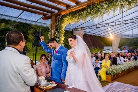Lindo casamento nas montanhas  com neblina em santa teresa na casa santa teresa com noivo noiva buquê e vestido ao ar livre feito por fotógrafo de casamento de vila velha fotógrafo de casamento de vitória fotógrafo de casamento de serra espirito santo es'