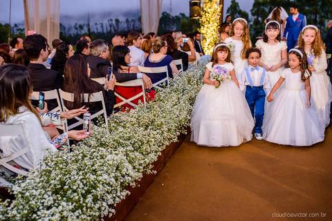 Lindo casamento nas montanhas  com neblina em santa teresa na casa santa teresa com noivo noiva buquê e vestido ao ar livre feito por fotógrafo de casamento de vila velha fotógrafo de casamento de vitória fotógrafo de casamento de serra espirito santo es'