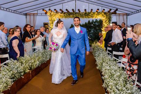 Lindo casamento nas montanhas  com neblina em santa teresa na casa santa teresa com noivo noiva buquê e vestido ao ar livre feito por fotógrafo de casamento de vila velha fotógrafo de casamento de vitória fotógrafo de casamento de serra espirito santo es'