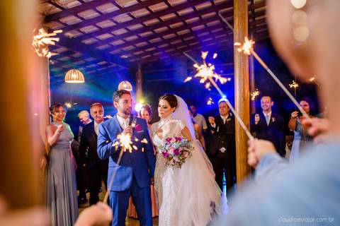 Lindo casamento nas montanhas  com neblina em santa teresa na casa santa teresa com noivo noiva buquê e vestido ao ar livre feito por fotógrafo de casamento de vila velha fotógrafo de casamento de vitória fotógrafo de casamento de serra espirito santo es'