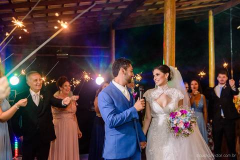 Lindo casamento nas montanhas  com neblina em santa teresa na casa santa teresa com noivo noiva buquê e vestido ao ar livre feito por fotógrafo de casamento de vila velha fotógrafo de casamento de vitória fotógrafo de casamento de serra espirito santo es'