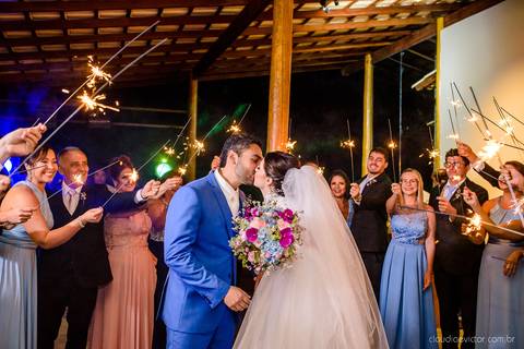 Lindo casamento nas montanhas  com neblina em santa teresa na casa santa teresa com noivo noiva buquê e vestido ao ar livre feito por fotógrafo de casamento de vila velha fotógrafo de casamento de vitória fotógrafo de casamento de serra espirito santo es'