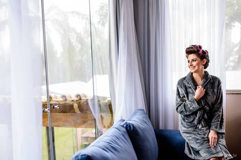 Lindo casamento nas montanhas  com neblina em santa teresa na casa santa teresa com noivo noiva buquê e vestido ao ar livre feito por fotógrafo de casamento de vila velha fotógrafo de casamento de vitória fotógrafo de casamento de serra espirito santo es'