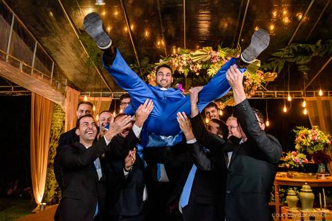 Lindo casamento nas montanhas  com neblina em santa teresa na casa santa teresa com noivo noiva buquê e vestido ao ar livre feito por fotógrafo de casamento de vila velha fotógrafo de casamento de vitória fotógrafo de casamento de serra espirito santo es'