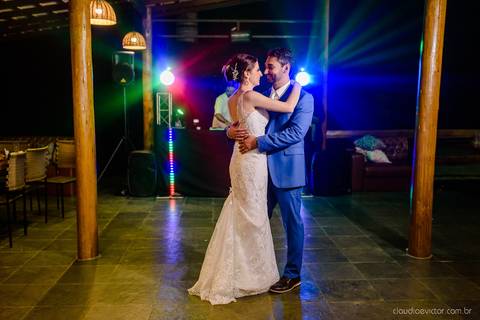 Lindo casamento nas montanhas  com neblina em santa teresa na casa santa teresa com noivo noiva buquê e vestido ao ar livre feito por fotógrafo de casamento de vila velha fotógrafo de casamento de vitória fotógrafo de casamento de serra espirito santo es'