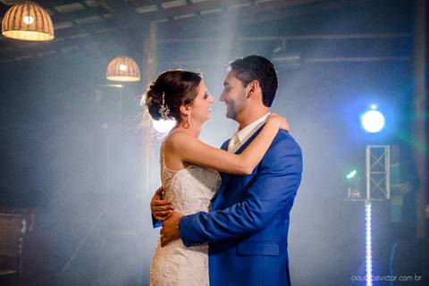 Lindo casamento nas montanhas  com neblina em santa teresa na casa santa teresa com noivo noiva buquê e vestido ao ar livre feito por fotógrafo de casamento de vila velha fotógrafo de casamento de vitória fotógrafo de casamento de serra espirito santo es'