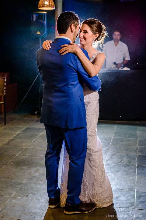 Lindo casamento nas montanhas  com neblina em santa teresa na casa santa teresa com noivo noiva buquê e vestido ao ar livre feito por fotógrafo de casamento de vila velha fotógrafo de casamento de vitória fotógrafo de casamento de serra espirito santo es'