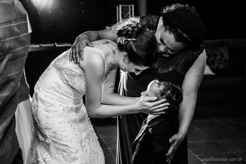 Lindo casamento nas montanhas  com neblina em santa teresa na casa santa teresa com noivo noiva buquê e vestido ao ar livre feito por fotógrafo de casamento de vila velha fotógrafo de casamento de vitória fotógrafo de casamento de serra espirito santo es'