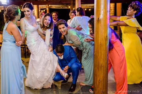 Lindo casamento nas montanhas  com neblina em santa teresa na casa santa teresa com noivo noiva buquê e vestido ao ar livre feito por fotógrafo de casamento de vila velha fotógrafo de casamento de vitória fotógrafo de casamento de serra espirito santo es'