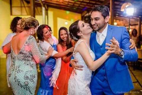 Lindo casamento nas montanhas  com neblina em santa teresa na casa santa teresa com noivo noiva buquê e vestido ao ar livre feito por fotógrafo de casamento de vila velha fotógrafo de casamento de vitória fotógrafo de casamento de serra espirito santo es'
