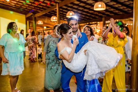 Lindo casamento nas montanhas  com neblina em santa teresa na casa santa teresa com noivo noiva buquê e vestido ao ar livre feito por fotógrafo de casamento de vila velha fotógrafo de casamento de vitória fotógrafo de casamento de serra espirito santo es'