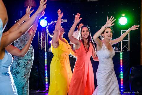 Lindo casamento nas montanhas  com neblina em santa teresa na casa santa teresa com noivo noiva buquê e vestido ao ar livre feito por fotógrafo de casamento de vila velha fotógrafo de casamento de vitória fotógrafo de casamento de serra espirito santo es'