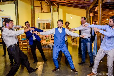 Lindo casamento nas montanhas  com neblina em santa teresa na casa santa teresa com noivo noiva buquê e vestido ao ar livre feito por fotógrafo de casamento de vila velha fotógrafo de casamento de vitória fotógrafo de casamento de serra espirito santo es'