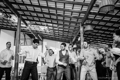 Lindo casamento nas montanhas  com neblina em santa teresa na casa santa teresa com noivo noiva buquê e vestido ao ar livre feito por fotógrafo de casamento de vila velha fotógrafo de casamento de vitória fotógrafo de casamento de serra espirito santo es'