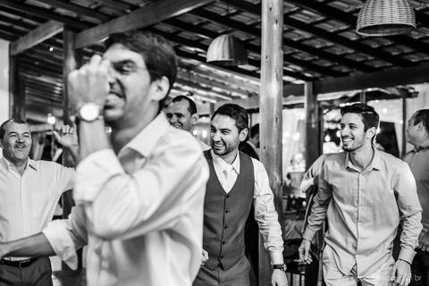 Lindo casamento nas montanhas  com neblina em santa teresa na casa santa teresa com noivo noiva buquê e vestido ao ar livre feito por fotógrafo de casamento de vila velha fotógrafo de casamento de vitória fotógrafo de casamento de serra espirito santo es'