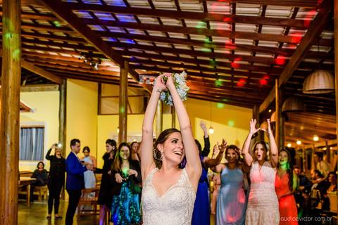 Lindo casamento nas montanhas  com neblina em santa teresa na casa santa teresa com noivo noiva buquê e vestido ao ar livre feito por fotógrafo de casamento de vila velha fotógrafo de casamento de vitória fotógrafo de casamento de serra espirito santo es'