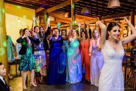 Lindo casamento nas montanhas  com neblina em santa teresa na casa santa teresa com noivo noiva buquê e vestido ao ar livre feito por fotógrafo de casamento de vila velha fotógrafo de casamento de vitória fotógrafo de casamento de serra espirito santo es'