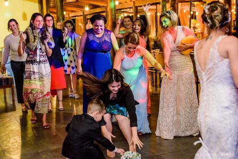 Lindo casamento nas montanhas  com neblina em santa teresa na casa santa teresa com noivo noiva buquê e vestido ao ar livre feito por fotógrafo de casamento de vila velha fotógrafo de casamento de vitória fotógrafo de casamento de serra espirito santo es'
