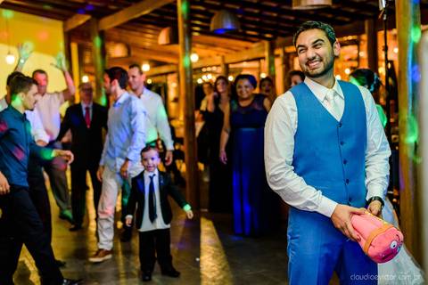 Lindo casamento nas montanhas  com neblina em santa teresa na casa santa teresa com noivo noiva buquê e vestido ao ar livre feito por fotógrafo de casamento de vila velha fotógrafo de casamento de vitória fotógrafo de casamento de serra espirito santo es'