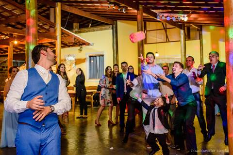 Lindo casamento nas montanhas  com neblina em santa teresa na casa santa teresa com noivo noiva buquê e vestido ao ar livre feito por fotógrafo de casamento de vila velha fotógrafo de casamento de vitória fotógrafo de casamento de serra espirito santo es'