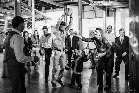 Lindo casamento nas montanhas  com neblina em santa teresa na casa santa teresa com noivo noiva buquê e vestido ao ar livre feito por fotógrafo de casamento de vila velha fotógrafo de casamento de vitória fotógrafo de casamento de serra espirito santo es'