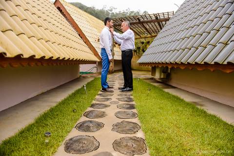 Lindo casamento nas montanhas  com neblina em santa teresa na casa santa teresa com noivo noiva buquê e vestido ao ar livre feito por fotógrafo de casamento de vila velha fotógrafo de casamento de vitória fotógrafo de casamento de serra espirito santo es'