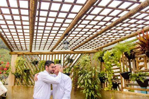 Lindo casamento nas montanhas  com neblina em santa teresa na casa santa teresa com noivo noiva buquê e vestido ao ar livre feito por fotógrafo de casamento de vila velha fotógrafo de casamento de vitória fotógrafo de casamento de serra espirito santo es'