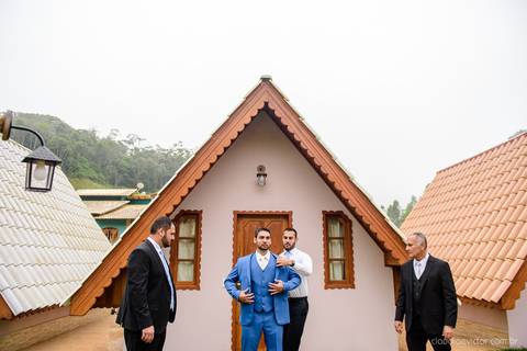 Lindo casamento nas montanhas  com neblina em santa teresa na casa santa teresa com noivo noiva buquê e vestido ao ar livre feito por fotógrafo de casamento de vila velha fotógrafo de casamento de vitória fotógrafo de casamento de serra espirito santo es'