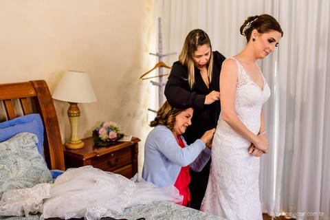 Lindo casamento nas montanhas  com neblina em santa teresa na casa santa teresa com noivo noiva buquê e vestido ao ar livre feito por fotógrafo de casamento de vila velha fotógrafo de casamento de vitória fotógrafo de casamento de serra espirito santo es'