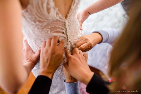 Lindo casamento nas montanhas  com neblina em santa teresa na casa santa teresa com noivo noiva buquê e vestido ao ar livre feito por fotógrafo de casamento de vila velha fotógrafo de casamento de vitória fotógrafo de casamento de serra espirito santo es'