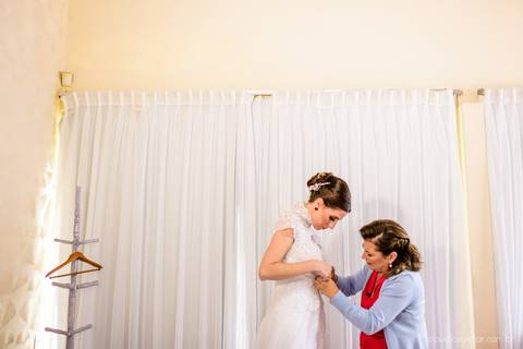 Lindo casamento nas montanhas  com neblina em santa teresa na casa santa teresa com noivo noiva buquê e vestido ao ar livre feito por fotógrafo de casamento de vila velha fotógrafo de casamento de vitória fotógrafo de casamento de serra espirito santo es'