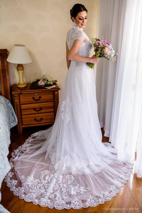 Lindo casamento nas montanhas  com neblina em santa teresa na casa santa teresa com noivo noiva buquê e vestido ao ar livre feito por fotógrafo de casamento de vila velha fotógrafo de casamento de vitória fotógrafo de casamento de serra espirito santo es'