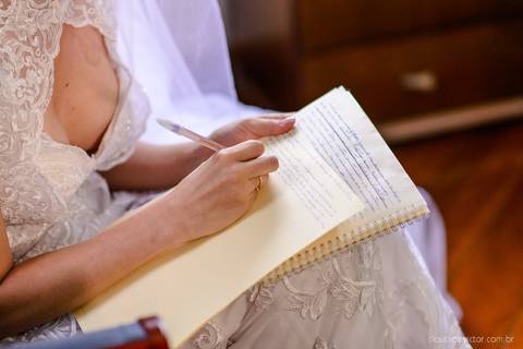 Lindo casamento nas montanhas  com neblina em santa teresa na casa santa teresa com noivo noiva buquê e vestido ao ar livre feito por fotógrafo de casamento de vila velha fotógrafo de casamento de vitória fotógrafo de casamento de serra espirito santo es'
