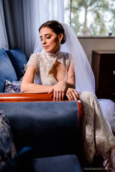 Lindo casamento nas montanhas  com neblina em santa teresa na casa santa teresa com noivo noiva buquê e vestido ao ar livre feito por fotógrafo de casamento de vila velha fotógrafo de casamento de vitória fotógrafo de casamento de serra espirito santo es'