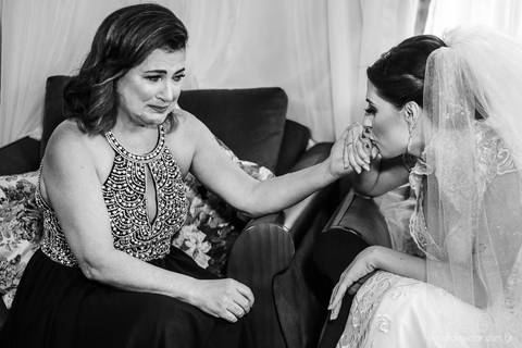 Lindo casamento nas montanhas  com neblina em santa teresa na casa santa teresa com noivo noiva buquê e vestido ao ar livre feito por fotógrafo de casamento de vila velha fotógrafo de casamento de vitória fotógrafo de casamento de serra espirito santo es'