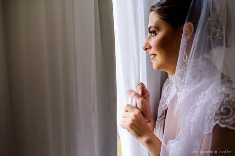 Lindo casamento nas montanhas  com neblina em santa teresa na casa santa teresa com noivo noiva buquê e vestido ao ar livre feito por fotógrafo de casamento de vila velha fotógrafo de casamento de vitória fotógrafo de casamento de serra espirito santo es'