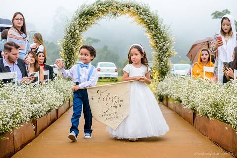 Lindo casamento nas montanhas  com neblina em santa teresa na casa santa teresa com noivo noiva buquê e vestido ao ar livre feito por fotógrafo de casamento de vila velha fotógrafo de casamento de vitória fotógrafo de casamento de serra espirito santo es'