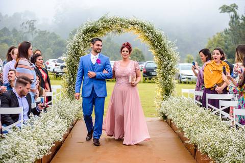 Lindo casamento nas montanhas  com neblina em santa teresa na casa santa teresa com noivo noiva buquê e vestido ao ar livre feito por fotógrafo de casamento de vila velha fotógrafo de casamento de vitória fotógrafo de casamento de serra espirito santo es'