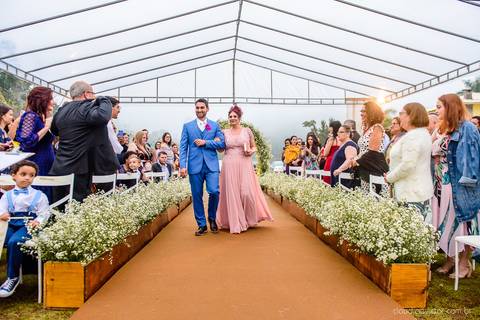 Lindo casamento nas montanhas  com neblina em santa teresa na casa santa teresa com noivo noiva buquê e vestido ao ar livre feito por fotógrafo de casamento de vila velha fotógrafo de casamento de vitória fotógrafo de casamento de serra espirito santo es'
