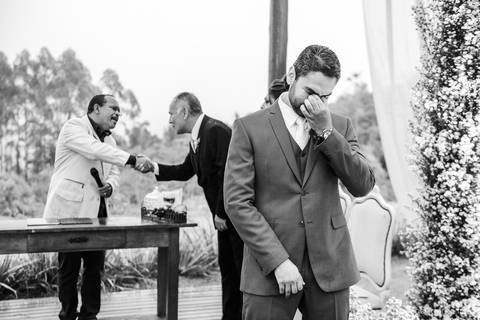 Lindo casamento nas montanhas  com neblina em santa teresa na casa santa teresa com noivo noiva buquê e vestido ao ar livre feito por fotógrafo de casamento de vila velha fotógrafo de casamento de vitória fotógrafo de casamento de serra espirito santo es'
