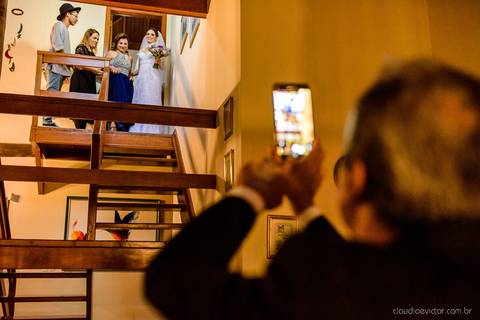 Lindo casamento nas montanhas  com neblina em santa teresa na casa santa teresa com noivo noiva buquê e vestido ao ar livre feito por fotógrafo de casamento de vila velha fotógrafo de casamento de vitória fotógrafo de casamento de serra espirito santo es'