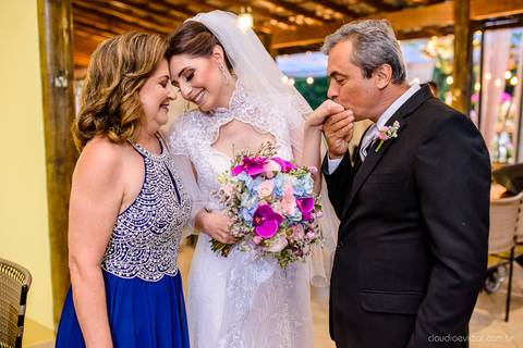 Lindo casamento nas montanhas  com neblina em santa teresa na casa santa teresa com noivo noiva buquê e vestido ao ar livre feito por fotógrafo de casamento de vila velha fotógrafo de casamento de vitória fotógrafo de casamento de serra espirito santo es'