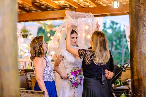 Lindo casamento nas montanhas  com neblina em santa teresa na casa santa teresa com noivo noiva buquê e vestido ao ar livre feito por fotógrafo de casamento de vila velha fotógrafo de casamento de vitória fotógrafo de casamento de serra espirito santo es'