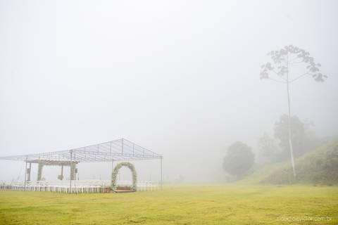 Lindo casamento nas montanhas  com neblina em santa teresa na casa santa teresa com noivo noiva buquê e vestido ao ar livre feito por fotógrafo de casamento de vila velha fotógrafo de casamento de vitória fotógrafo de casamento de serra espirito santo es'