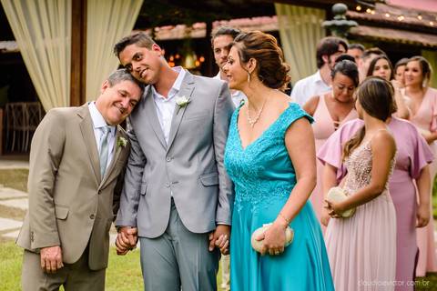 fotógrafo de casamento vitória es vix Lindo casamento ao ar livre com noivo noiva e vestido de noiva no sitio paraíso de barcelona serra feito por fotógrafos de casamento de vila velha espirito santo es com pista de dança músicos e making of da noiva'